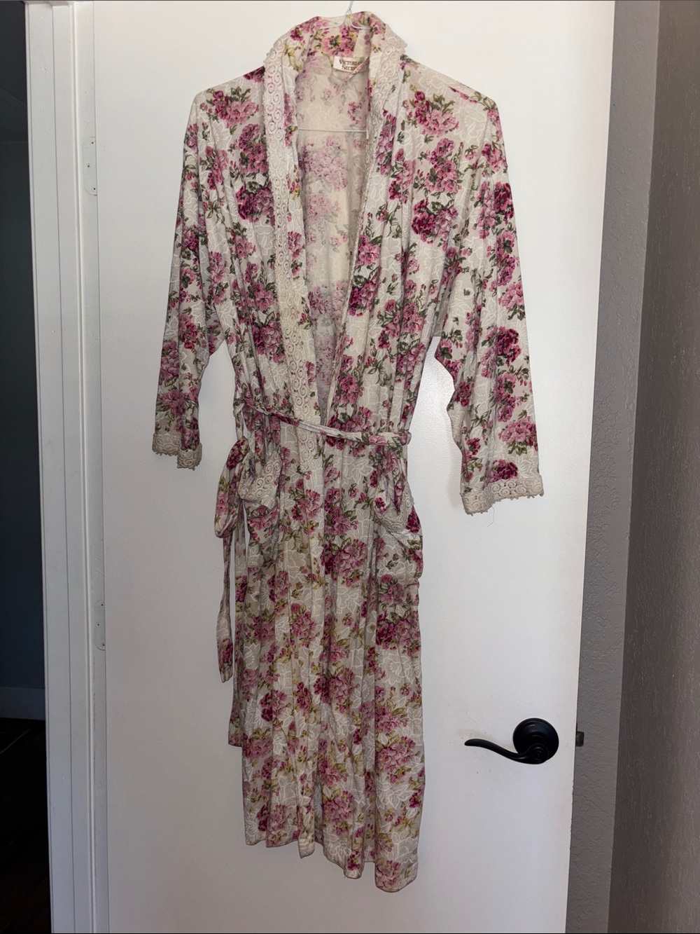 Victoria's Secret Pink Floral Lace-Trim Robe Hold Label